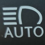 Значок на приборной панели — фара с прямыми лучами и надписью AUTO