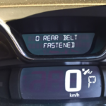 Что означает «0 REAR BELT FASTENED» на панели Renault: расшифровка дисплея