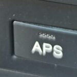 Что означает кнопка APS в автомобиле