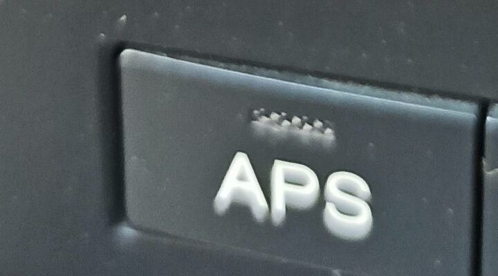 Кнопка APS на панели Chevrolet Captiva