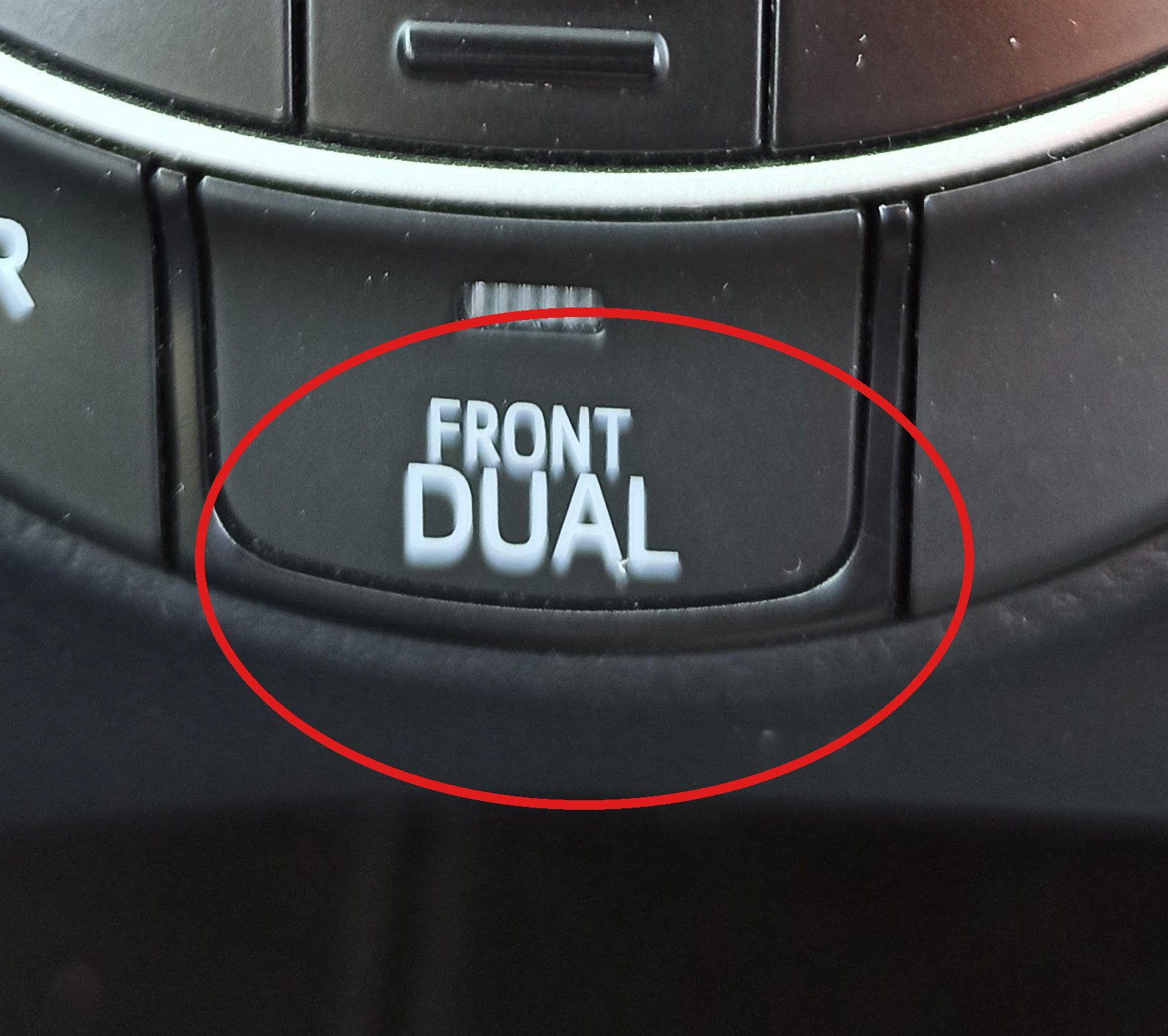 Кнопка FRONT DUAL — двухзонный климат-контроль