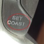Что означает SET / COAST на круиз-контроле