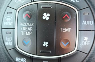 Блок климат-контроля Toyota: кнопки A/C, AUTO, DUAL, TEMP, обдув, рециркуляция, FRONT и REAR