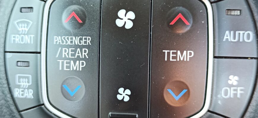 Блок климат-контроля Toyota: кнопки A/C, AUTO, DUAL, TEMP, обдув, рециркуляция, FRONT и REAR