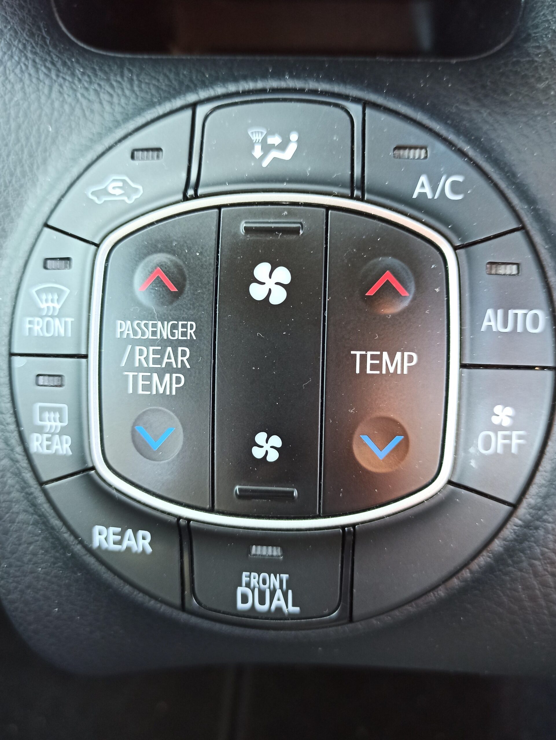 Блок климат-контроля Toyota: кнопки A/C, AUTO, DUAL, TEMP, обдув, рециркуляция, FRONT и REAR