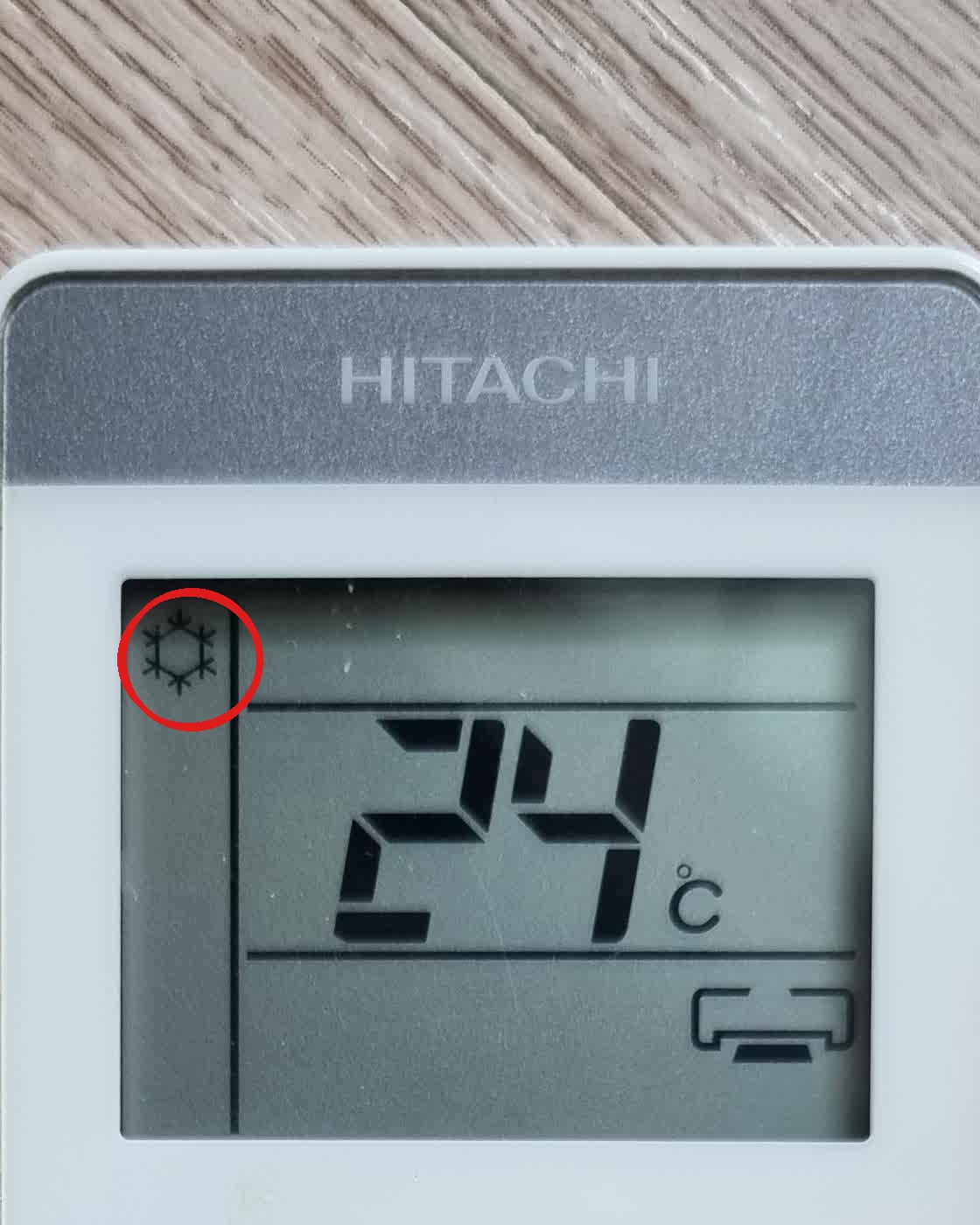 Снежинка (режим охлаждения) на дисплее пульта кондиционера Hitachi — реальное фото