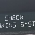 Надпись CHECK BRAKING SYSTEM на панели Renault