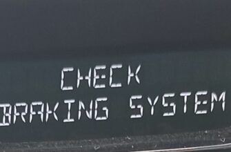 Надпись CHECK BRAKING SYSTEM на дисплее приборной панели Renault