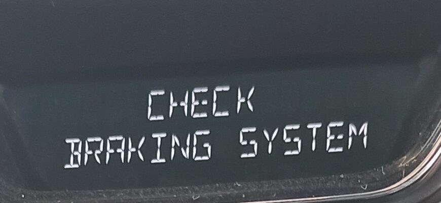 Надпись CHECK BRAKING SYSTEM на дисплее приборной панели Renault
