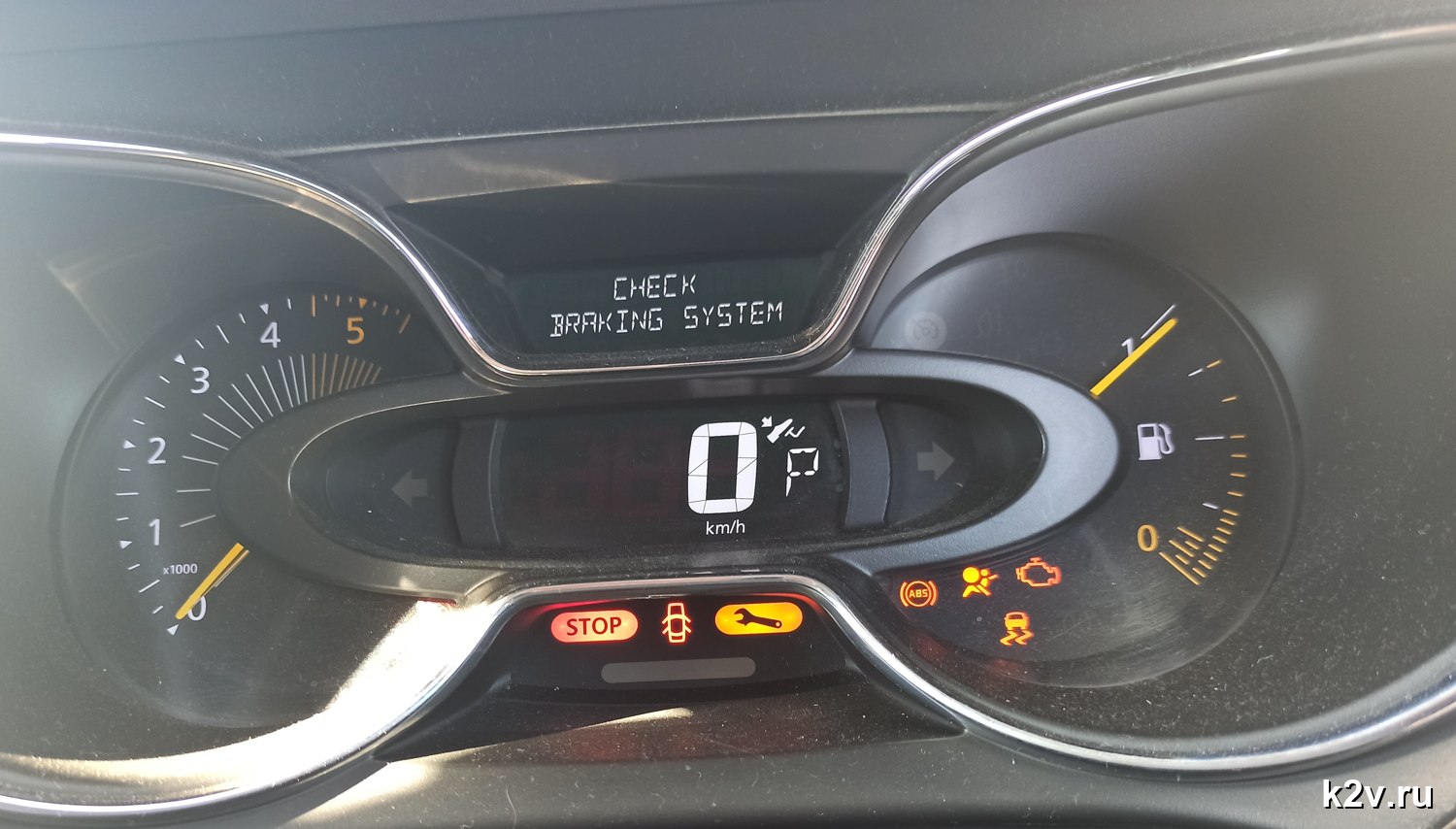 Приборная панель Renault с сообщением CHECK BRAKING SYSTEM