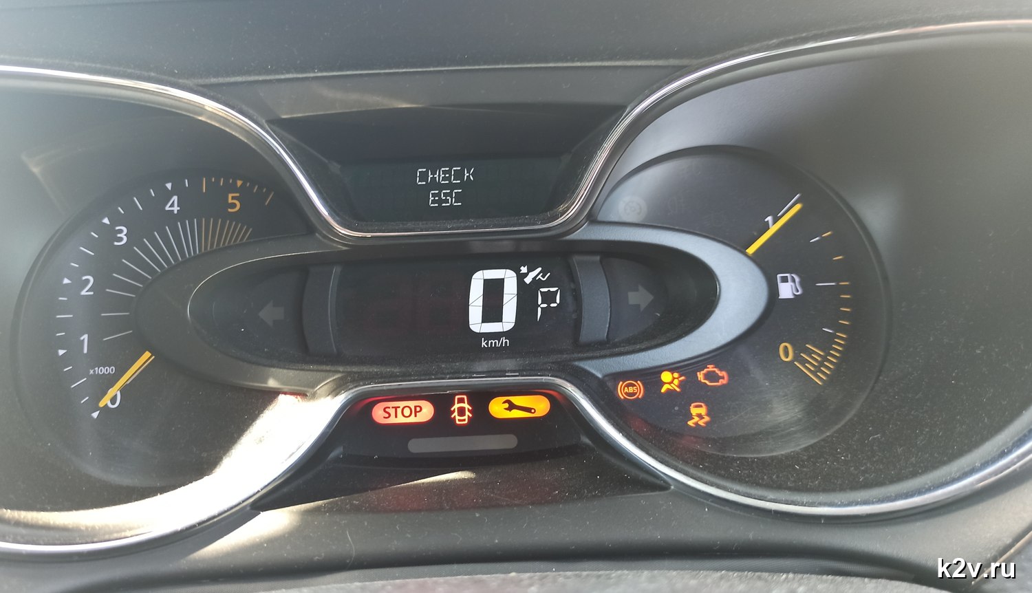 Приборная панель Renault с сообщением CHECK ESC