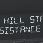 Надпись CHECK HILL START ASSISTANCE на панели Renault