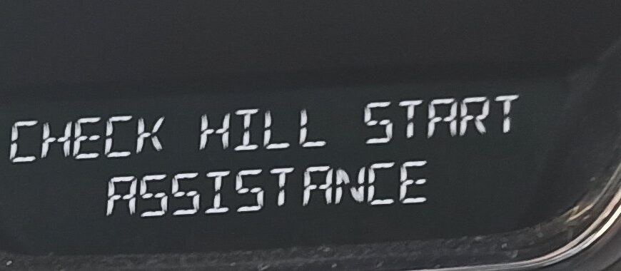 Надпись CHECK HILL START ASSISTANCE на дисплее панели Renault