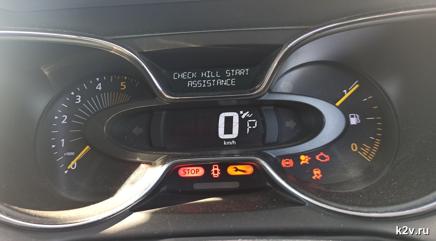 Приборная панель Renault с сообщением CHECK HILL START ASSISTANCE