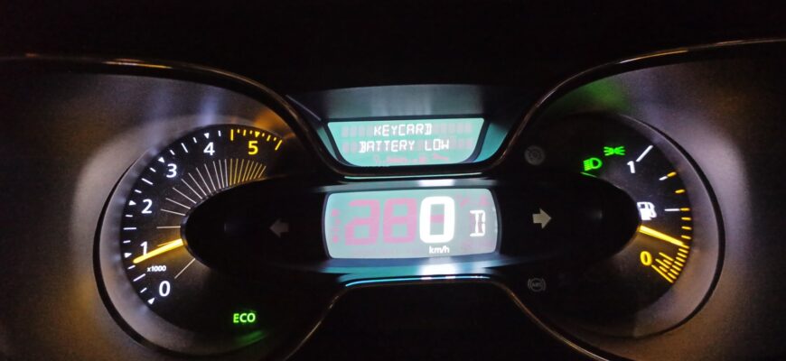 Сообщение KEYCARD BATTERY LOW на приборной панели Renault
