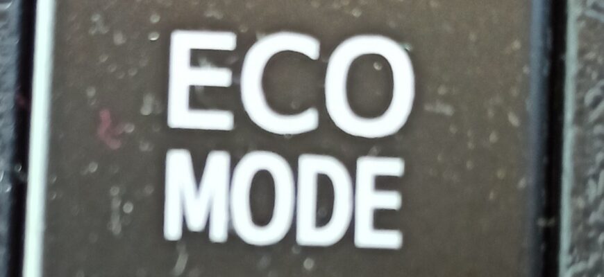 Кнопка ECO MODE в автомобиле Toyota