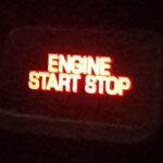 Кнопка с надписью ENGINE START STOP