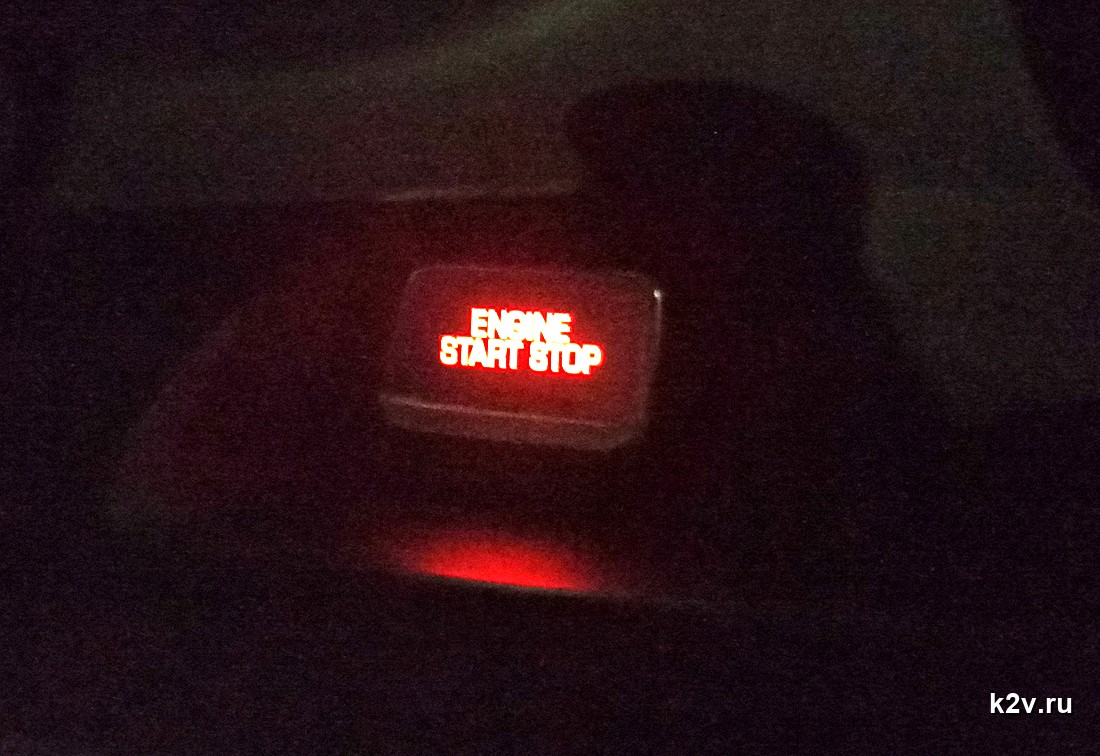 Кнопка ENGINE START STOP на панели автомобиля