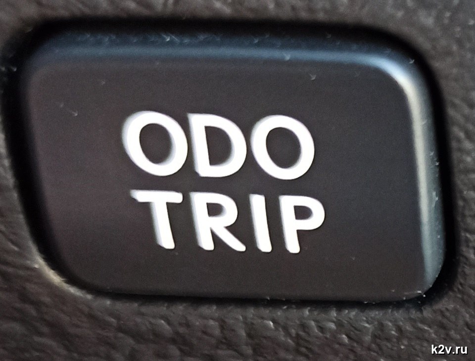 Кнопка ODO TRIP на панели Lexus