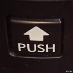 Кнопка PUSH со стрелкой вверх между подстаканниками