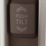 Кнопка PUSH TILT с надписями OPEN и CLOSE на потолке