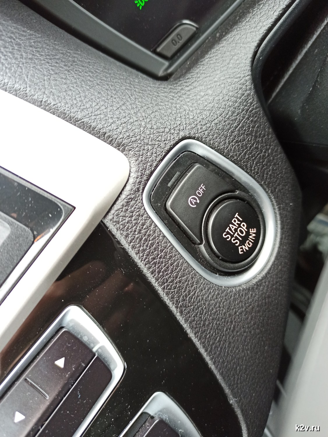 Кнопка A OFF и START STOP ENGINE на центральной консоли BMW