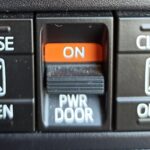 Кнопки CLOSE и OPEN со значком двери и переключатель PWR DOOR