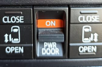 Кнопки CLOSE и OPEN со значком двери и переключатель PWR DOOR ON