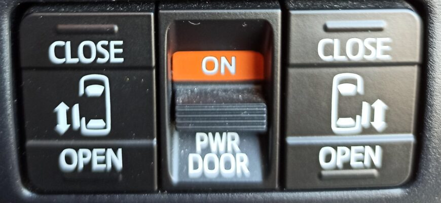 Кнопки CLOSE и OPEN со значком двери и переключатель PWR DOOR ON
