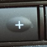 Кнопки TRIP RESET и «− +» со значком спидометра слева от руля