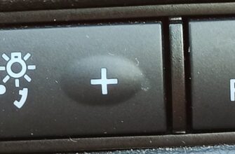 Кнопки регулировки яркости подсветки и TRIP RESET слева от руля Nissan