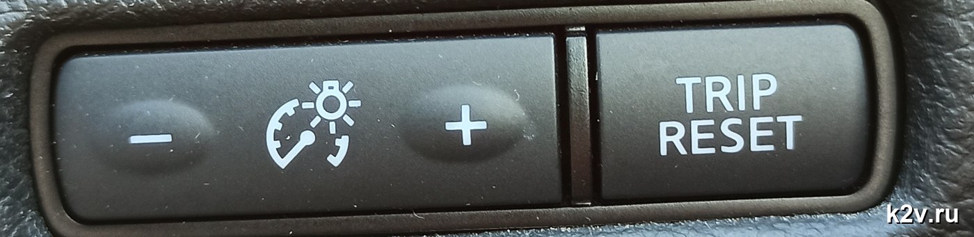 Кнопки регулировки яркости подсветки и TRIP RESET слева от руля Nissan