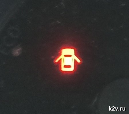 Красный значок машины с открытыми дверями на панели Lexus