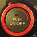 Крутилка с надписью PUSH ON·OFF на панели климата