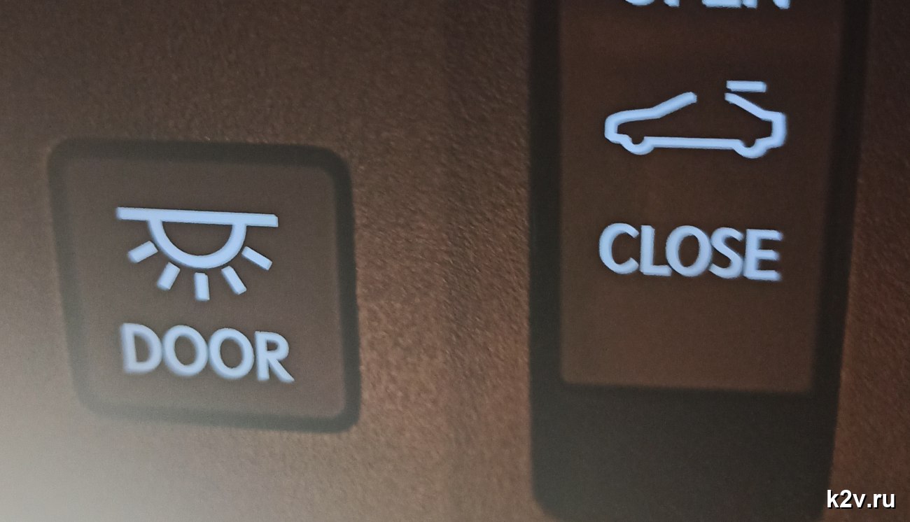 Переключатель OPEN/CLOSE люка и кнопка DOOR на потолке Lexus