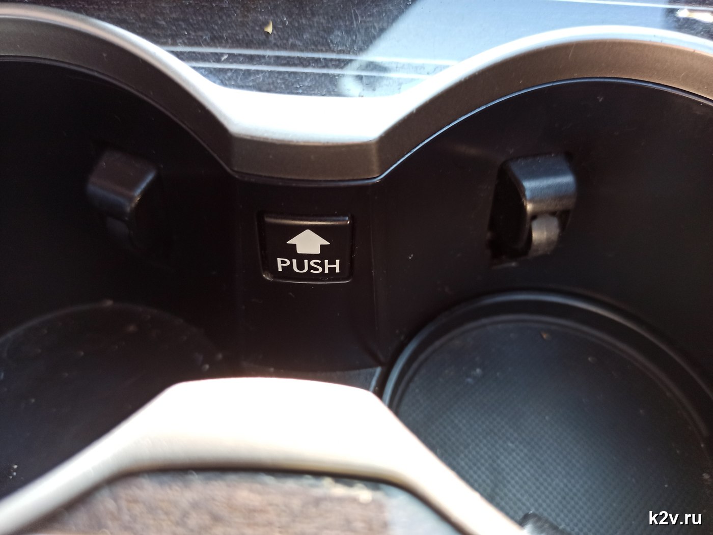 Подстаканники Lexus с кнопкой PUSH между ними