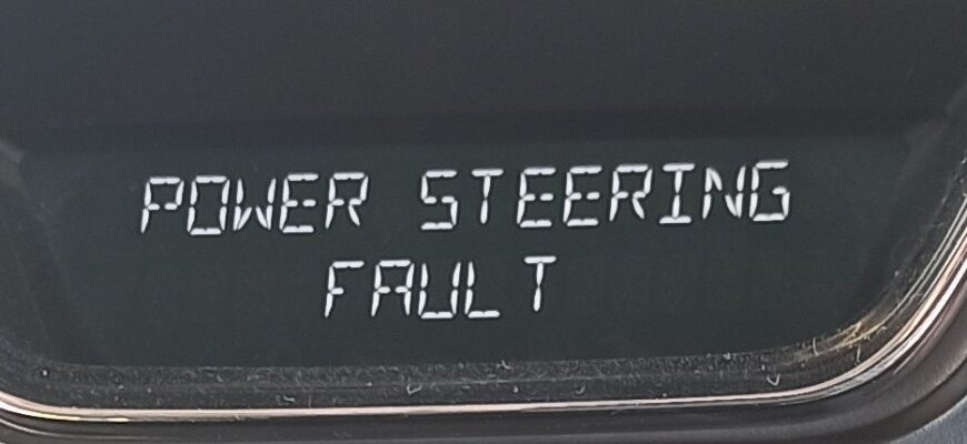 Надпись POWER STEERING FAULT на дисплее приборной панели Renault