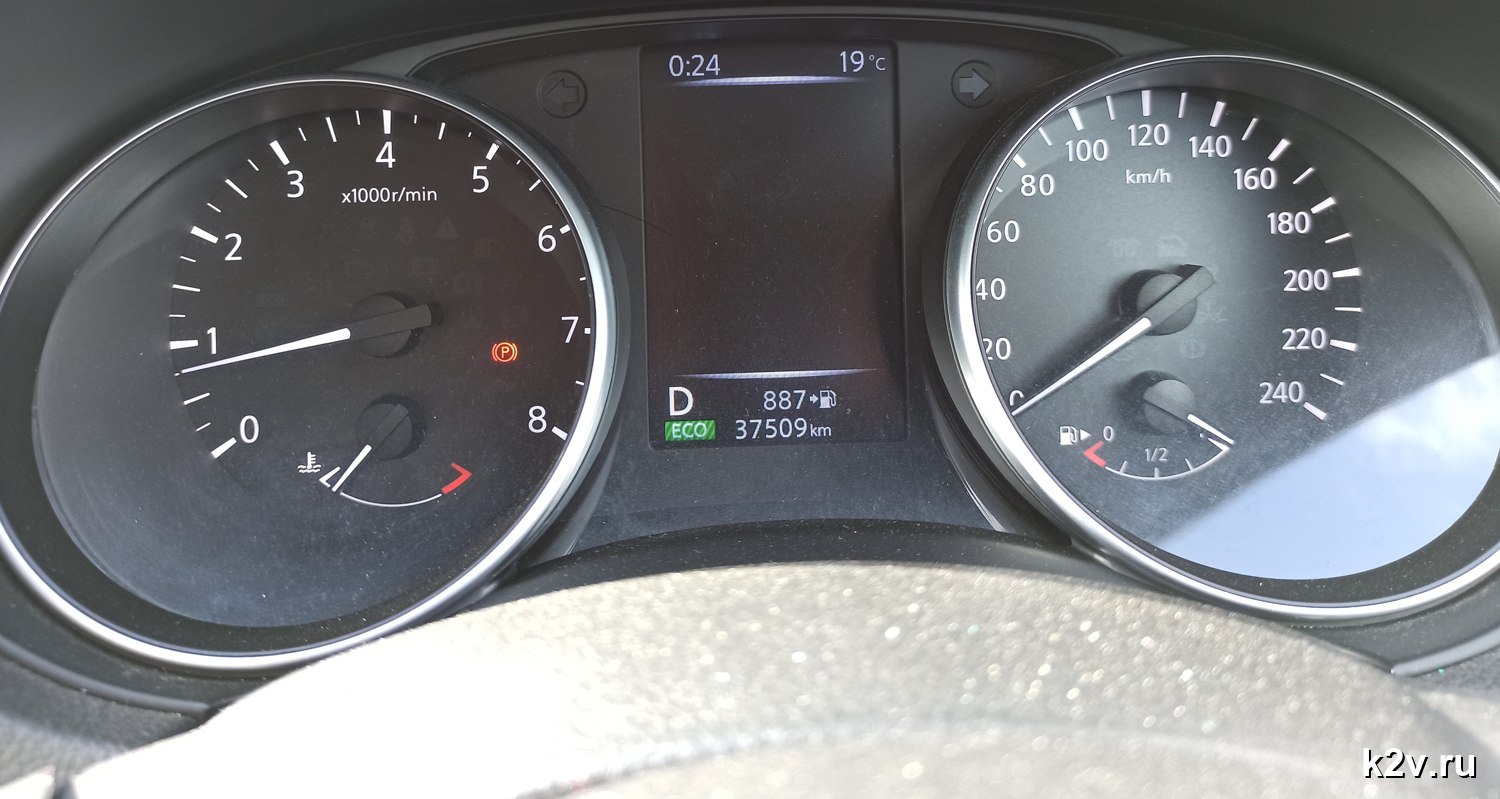 Приборная панель Nissan с оранжевым значком P в круге