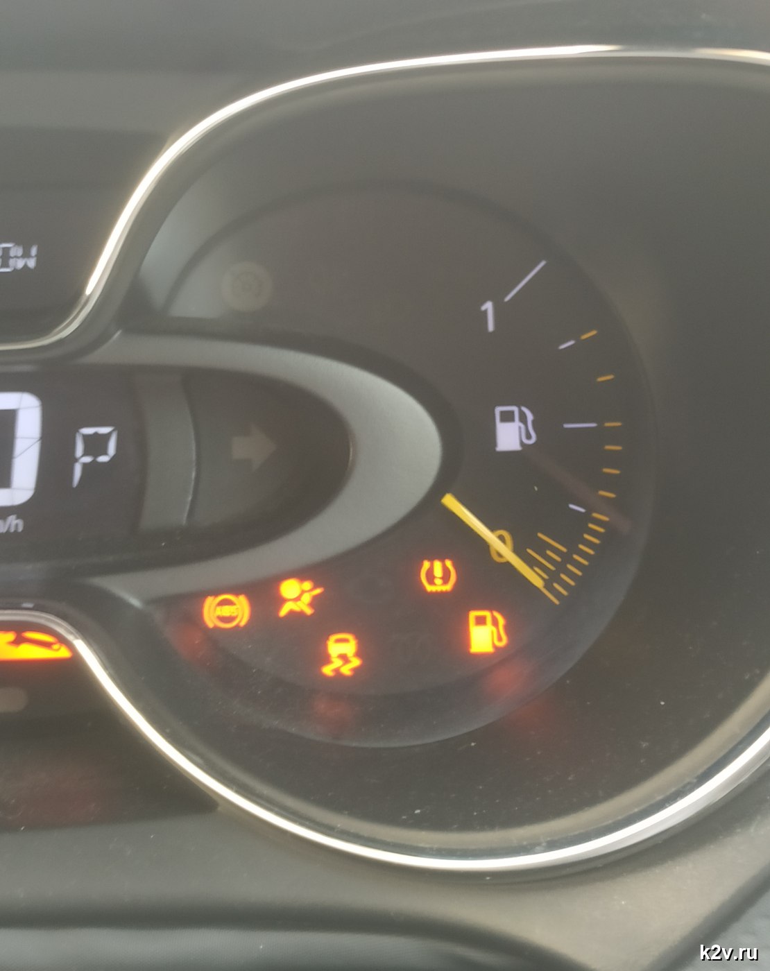 Приборная панель Renault с контрольными лампами и сообщением KEYCARD BATTERY LOW