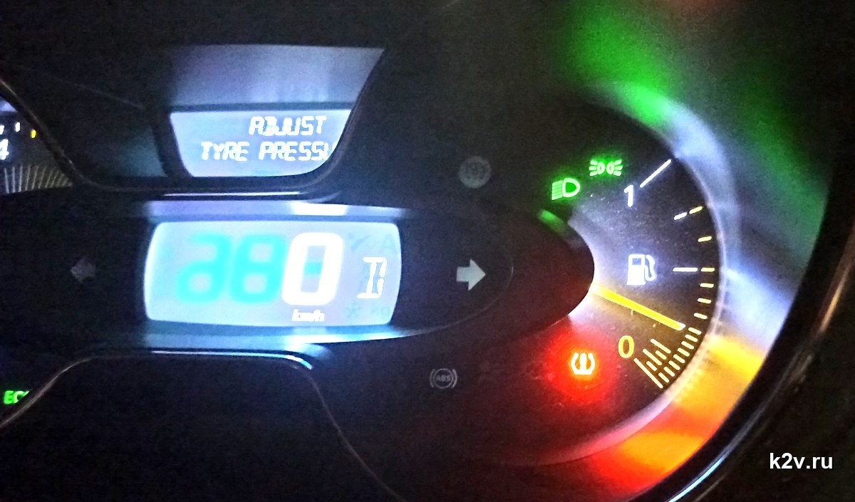 Приборная панель с сообщением ADJUST TYRE PRESSURE