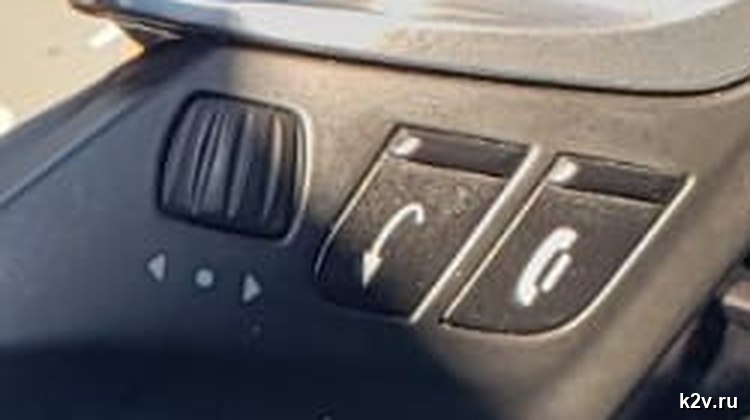 Ролик прокрутки и телефонные клавиши на правой спице руля Porsche
