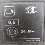 Наклейка под капотом: катализатор, цифра 0,5 и знак E2 24R
