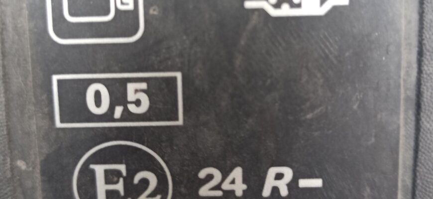 Наклейка под капотом Renault: топливный бак, катализатор, 0,5 и E2 24R