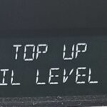 Надпись TOP UP OIL LEVEL на панели Renault