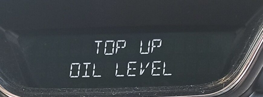 Надпись TOP UP OIL LEVEL на дисплее приборной панели Renault