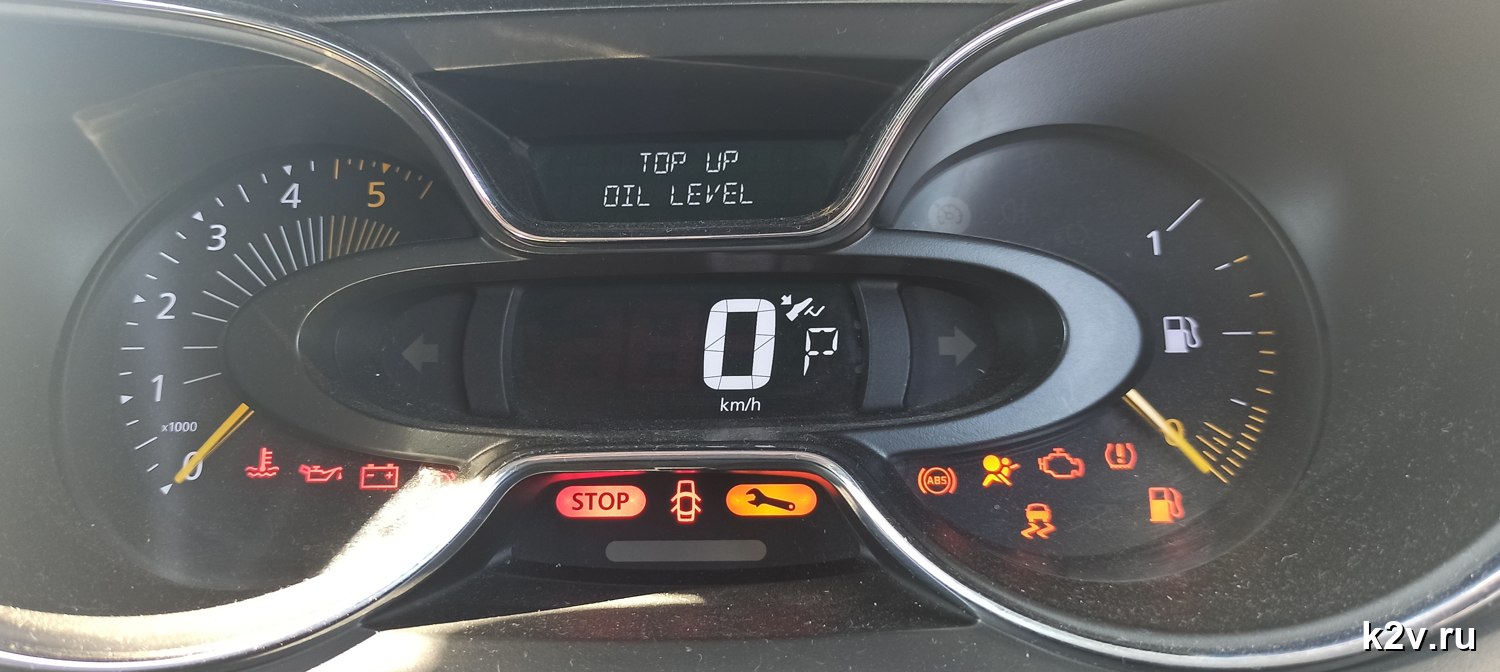 Приборная панель Renault с сообщением TOP UP OIL LEVEL и контрольными лампами