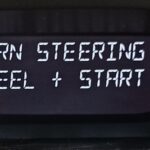 Надпись TURN STEERING WHEEL + START на панели Renault