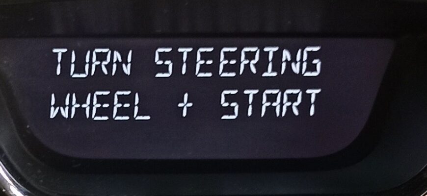 Надпись TURN STEERING WHEEL + START на дисплее приборной панели Renault