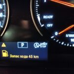 Значок красная бензоколонка на панели авто