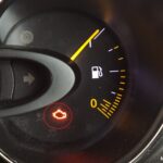 Желтый значок двигателя и надпись под ним check